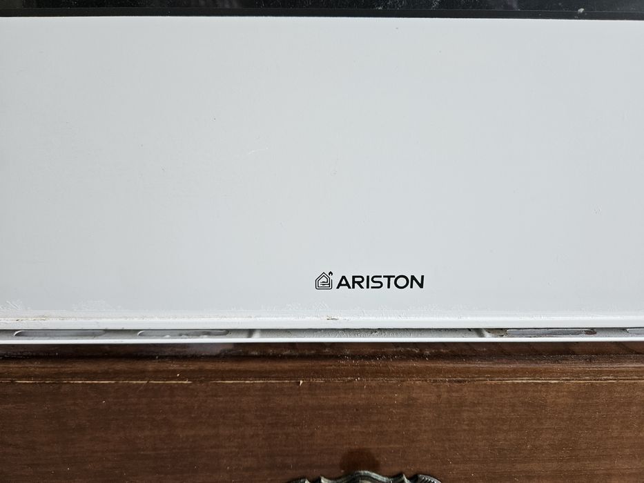 Forno eléctrico de encastre Ariston, ótimo estado