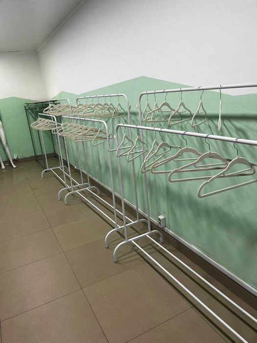 Підлогова вішалка для одягу