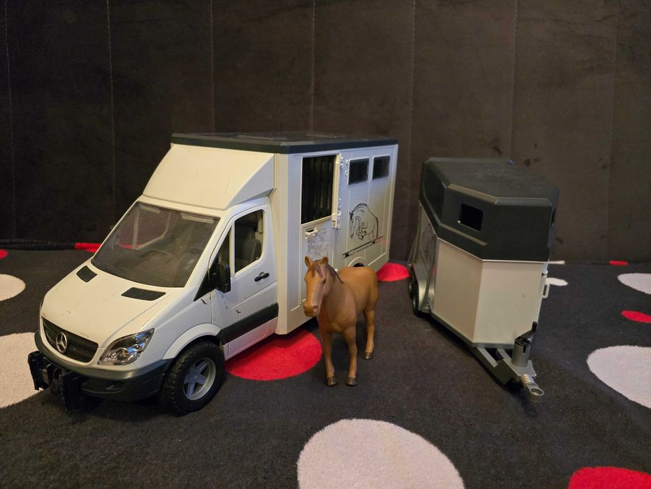 Bruder 02533 MB Sprinter do przewozu koni z przyczepą