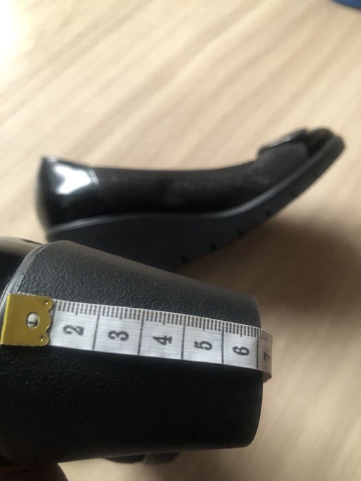 Buty czarne na koturnie Lasocki