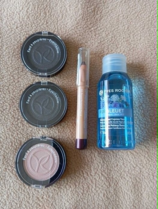 Conjunto de Maquilhagem: sombras olhos, mini desmaquilhante, batons, bálsamos labiais, simplexes
