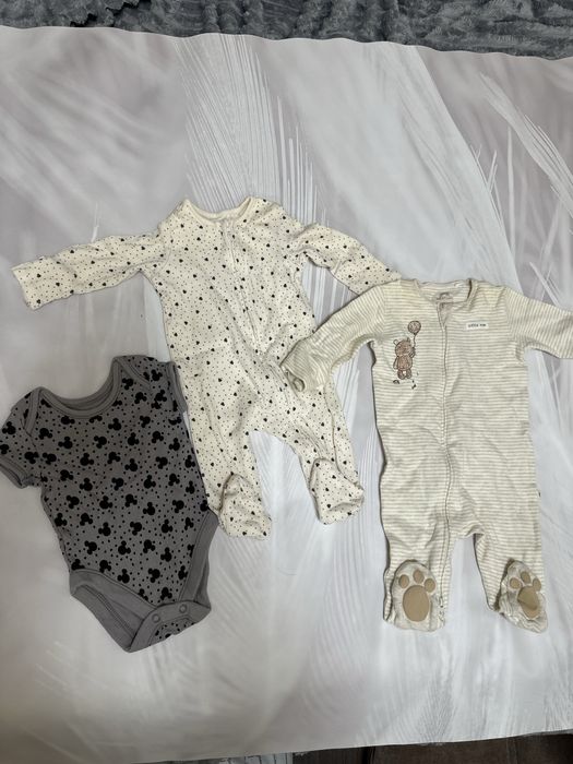 Одежда на 0-3 месяца , с зимним комбинезоном H&M и двумя комбинезонами
