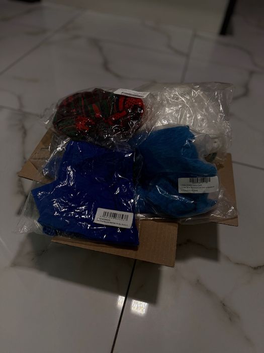 Box z nowymi damskimi rzeczami marki Prettylittlething.