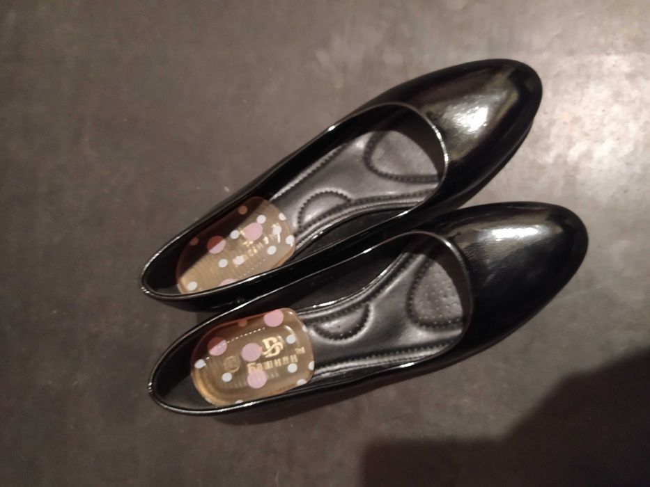 Лаковые черные туфли