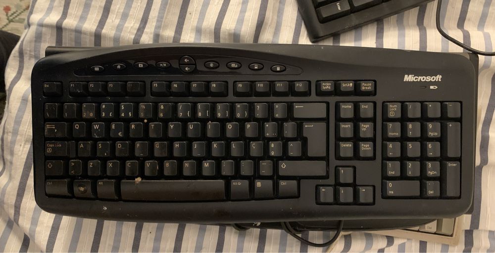 Vários teclados computador