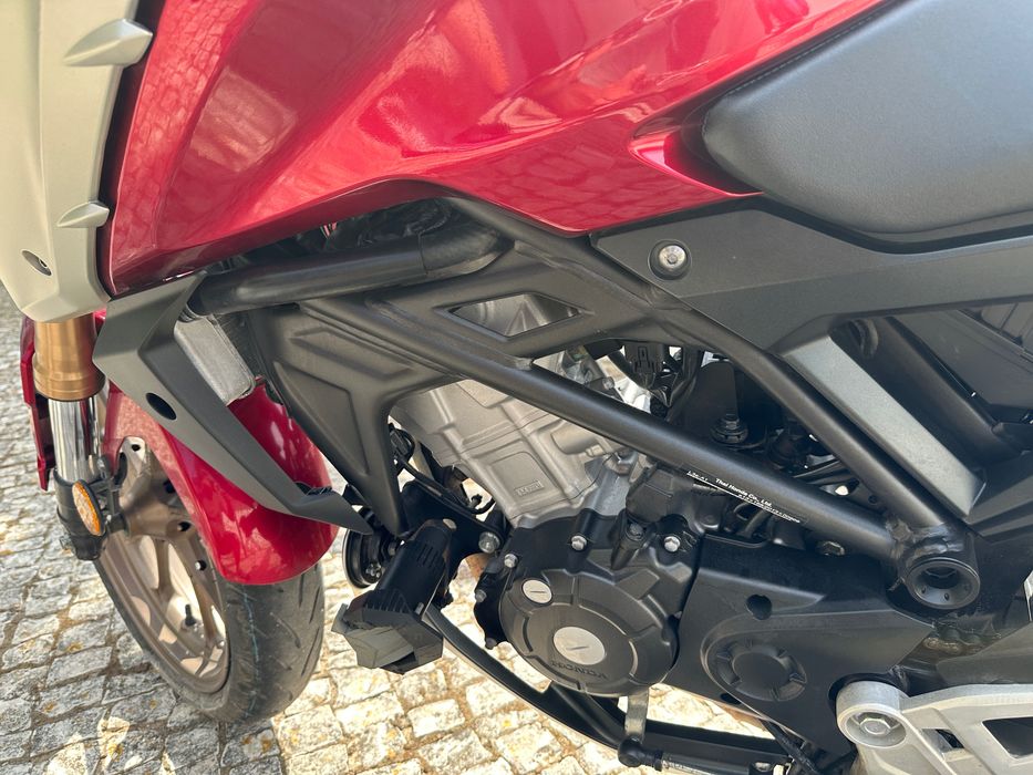 Mota Honda Cb125r vermelha 2023