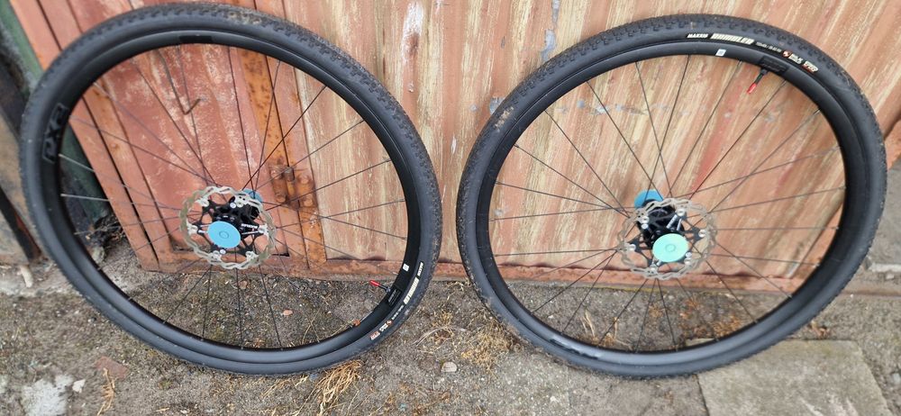 Komplet kół Giant PX2 do gravela tubbless.