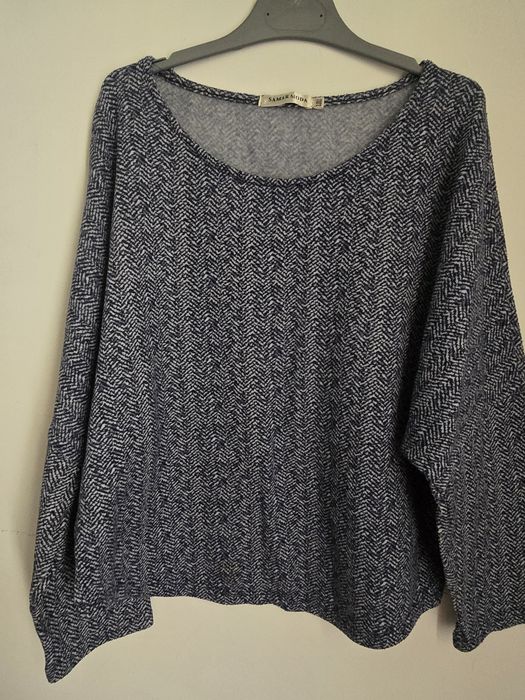Camisola azul e branca