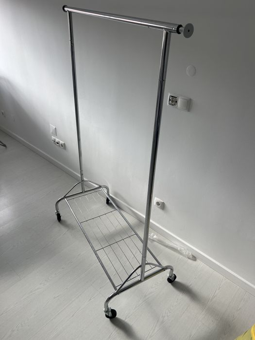 Cabideiro de roupa com roda