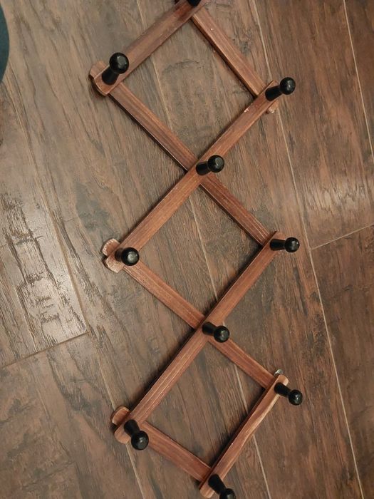 Wieszak drewniany na sciane