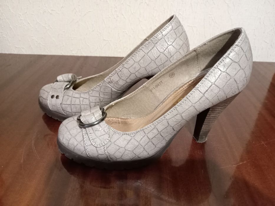 Туфлі жіночі, бежеві, на підборі, шкіра