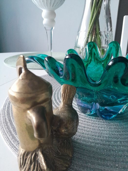 Ptak siedzący na studni całości wykonana z mosiądzu