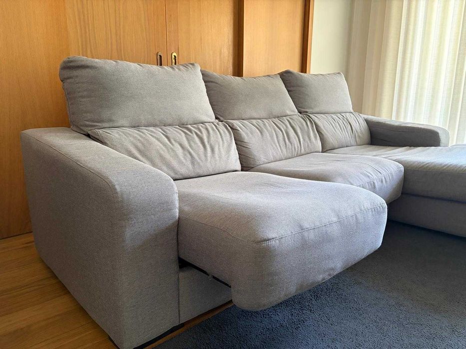 Sofá de 3 lugares com chaise longue; os 2 assentos movimentam-se para aumentar a área do assento. Carris não visíveis.