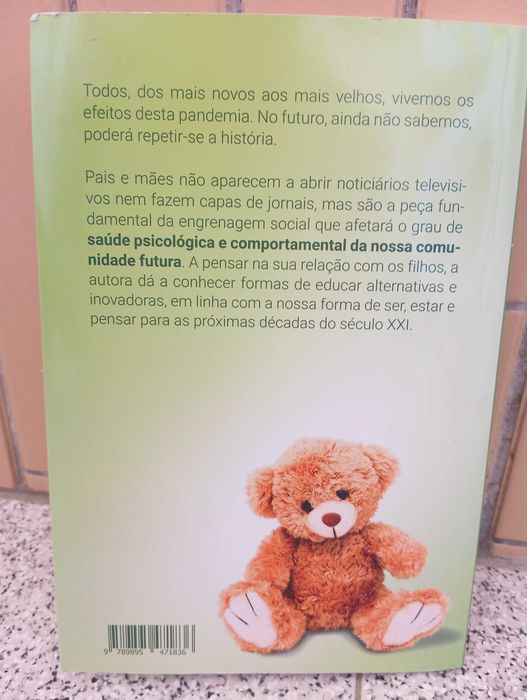 Livro Educar em tempos de crise