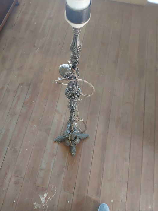 Castiçal antigo com lâmpada