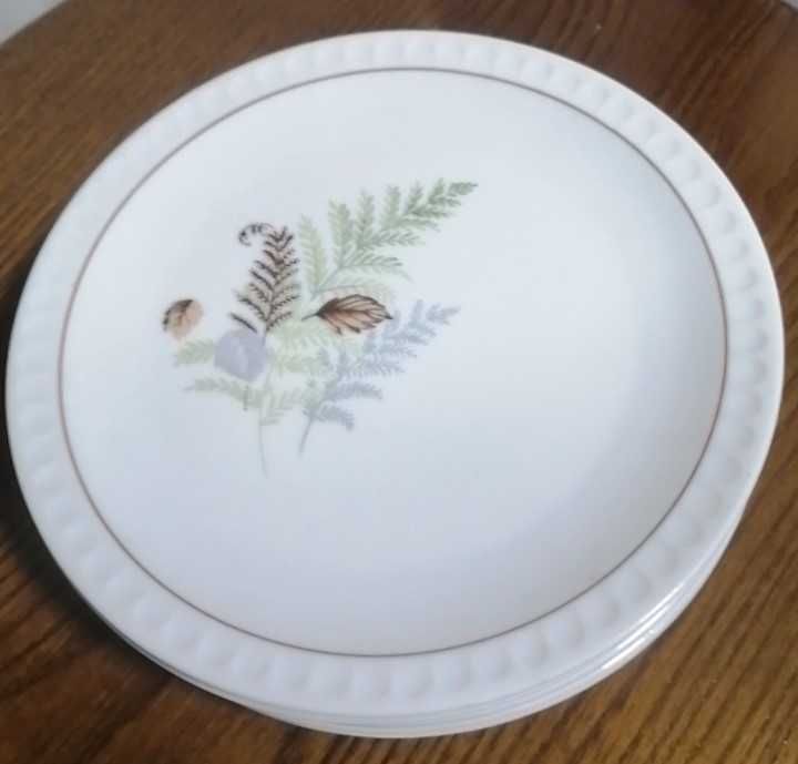 Pratos de doce em porcelana Vista Alegre, folhas