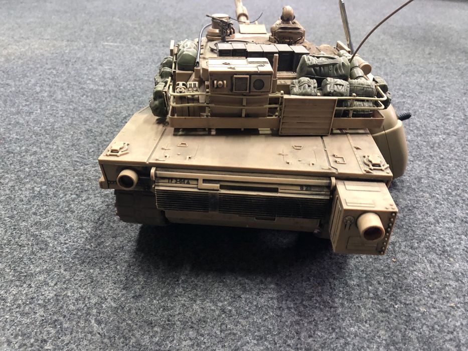 Танк Abrams M1A1 в масштабі 1/16