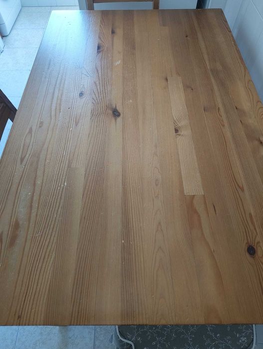 Conjunto de uma mesa e 3 cadeiras, almofadas de cadeira íncluidas.