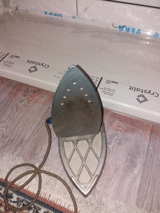 Продам старый утюг.