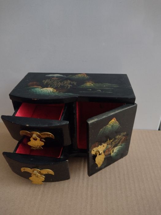 Szkatułka na biżuterię z drewna