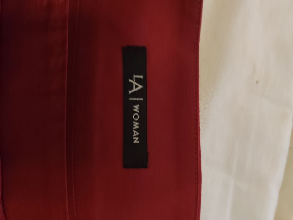 Vendo saia bordeaux, com bolsos e macho na frente
