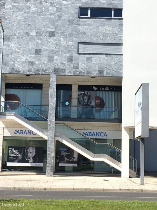 Loja com duas montras voltado para o Castelo de Leiria