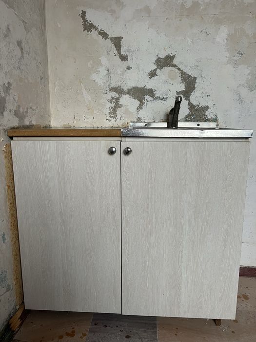 Продам на  кухню б/у 2 навесных шкафа и мойка с тумбой