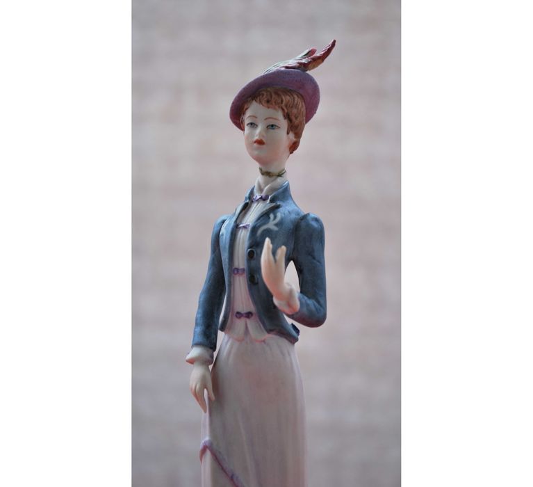 Estatueta pintada à mão com 24 cms