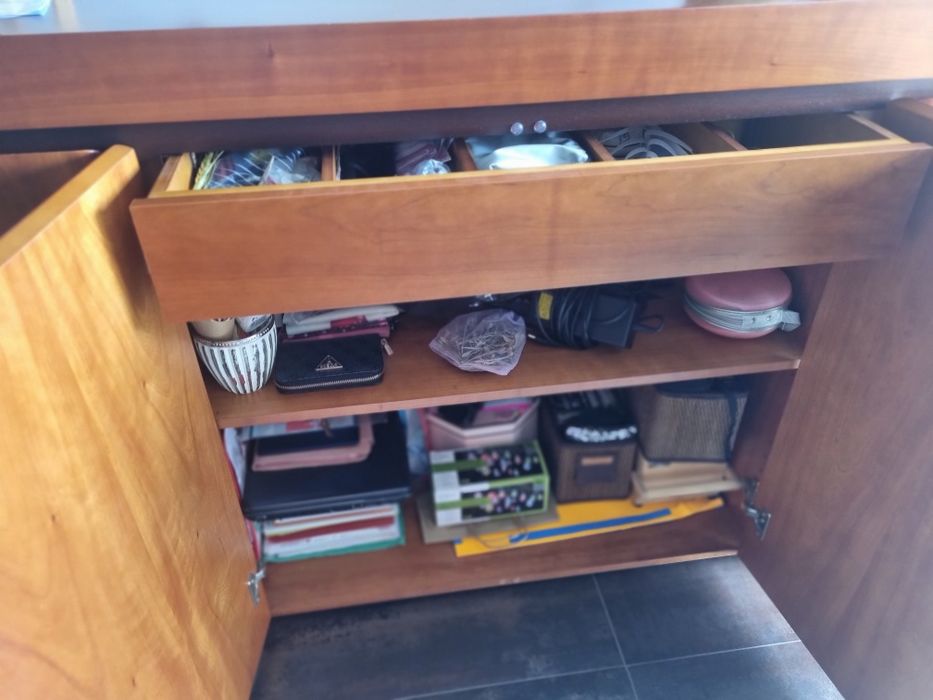 Conjunto de sala de jantar com mesa, aparador, tela e mesa de centro