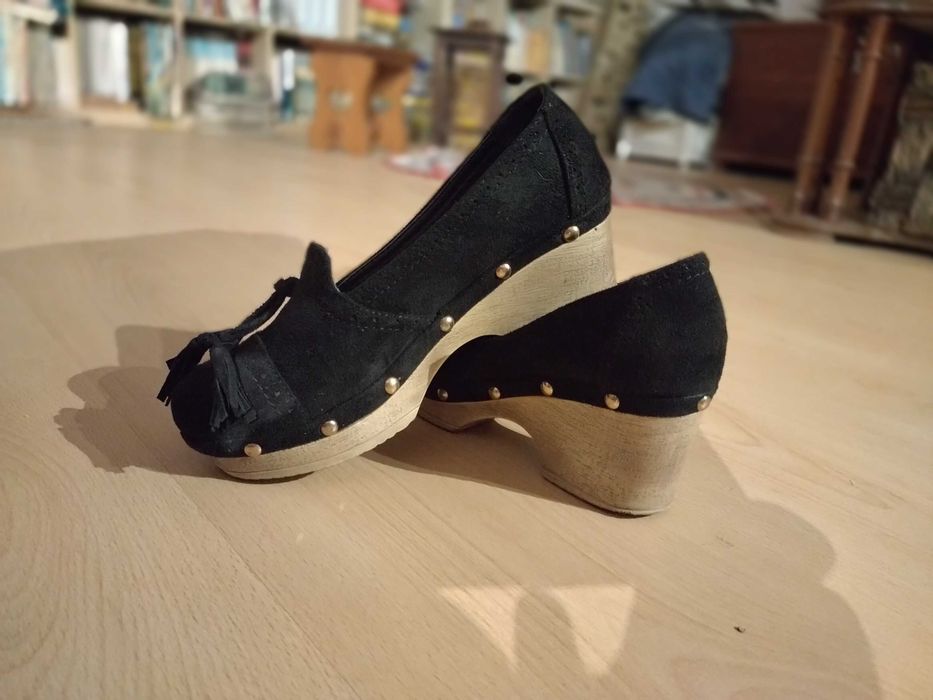 Sapatos pretos de outono
