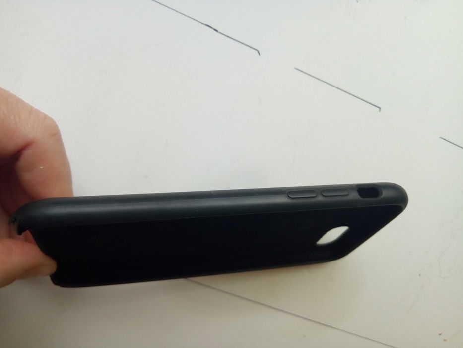 чехол на iphone 7 очень удобный, антискользящее покрытие