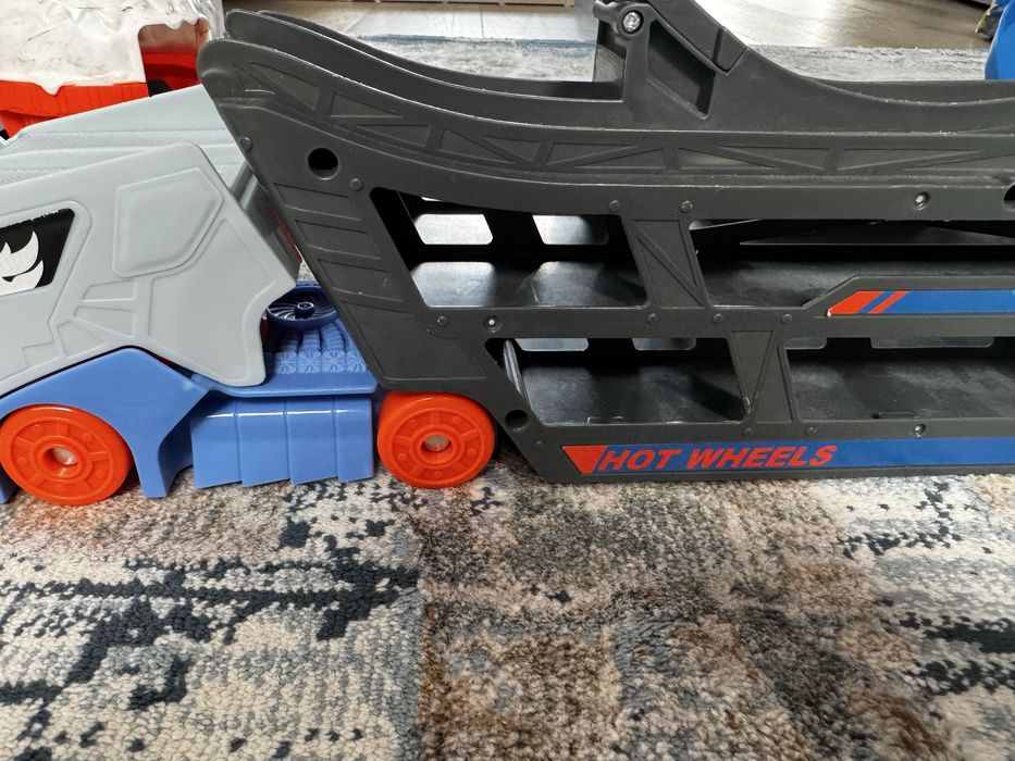 Hot Wheels Ciężarówka z pętlą  plus 2 zestawy