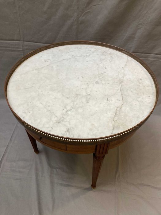 okrągły stolik kawowy z marmurowym blatem