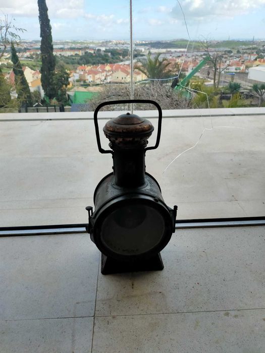 Antiga lanterna de mão de comboio