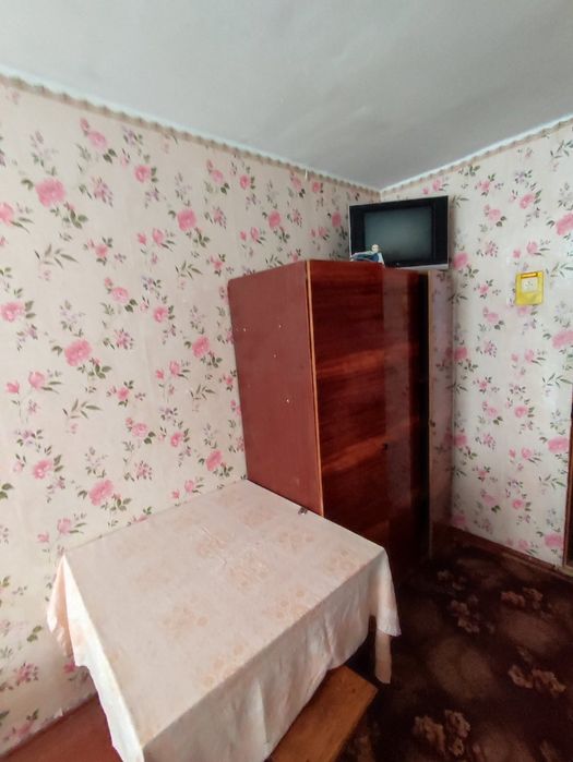 місце в кімнаті  для дівчини Київська