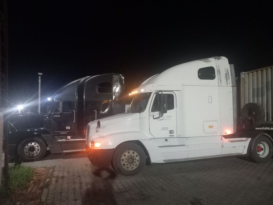 Американець  тягач фредлайнер 120