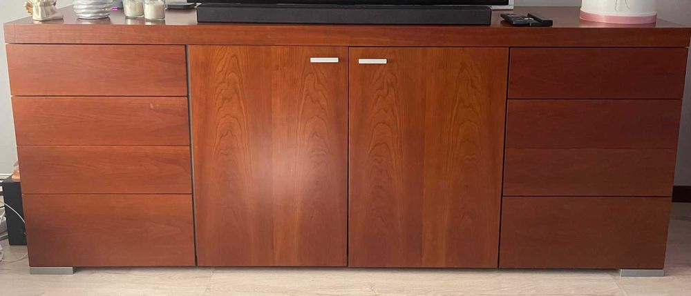 Móvel e mesa de centro em cerejeira