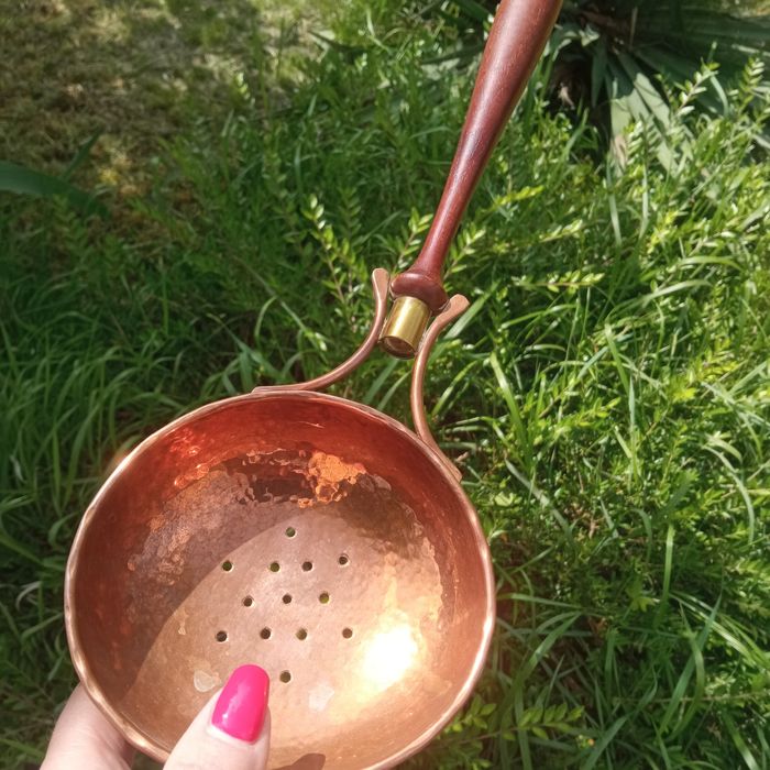 Шумовка из меди с деревянной ручкой