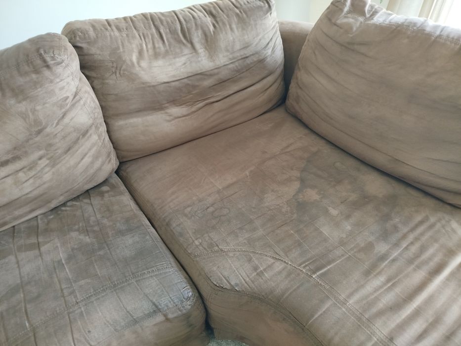 Sofá castanho com chaise longue