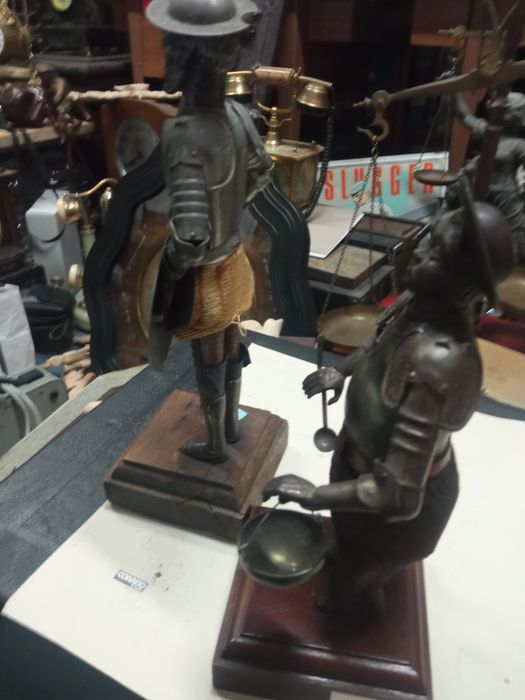 D. Quixote de la Mancha e seu fiel escudeiro, Sancho pança. Em metal,
