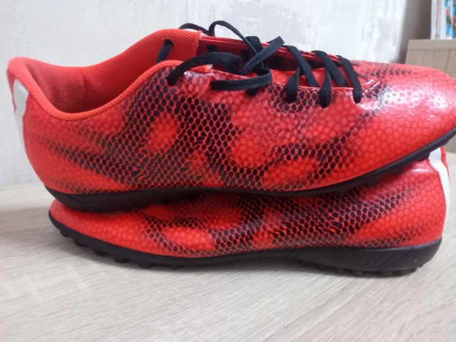 Сороконожки, футзалки,бутси,корочки 43,44