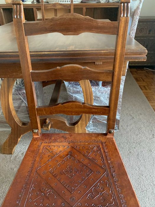 Conjunto de Sala de Jantar Rústica: Mesa Extensível + 6 Cadeiras em Madeira e Couro Lavrado