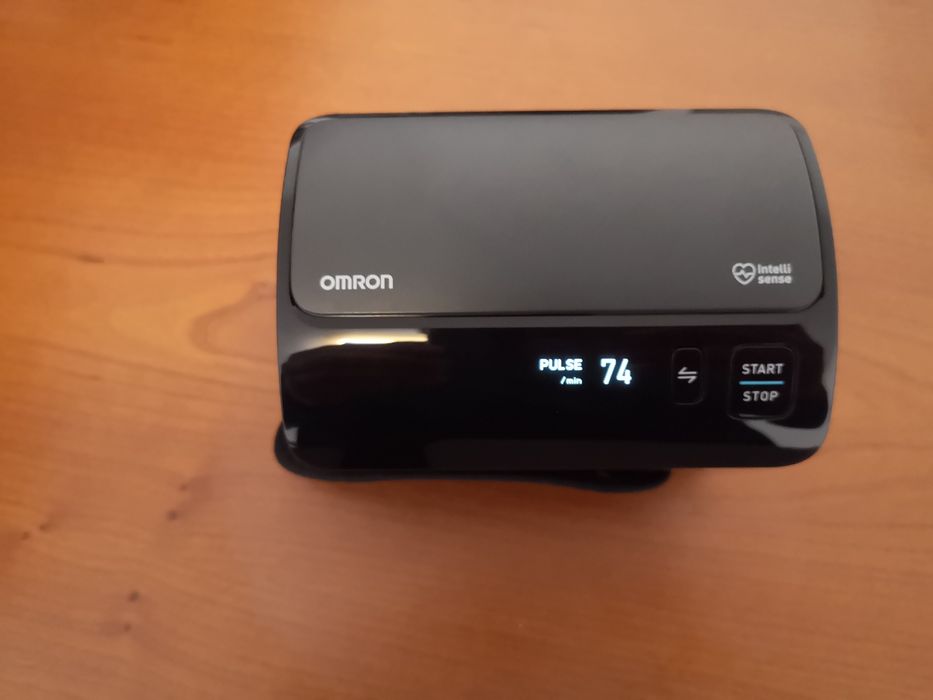 Medidor de Tensão Arterial OMRON de Braço + Estojo – Como Novo