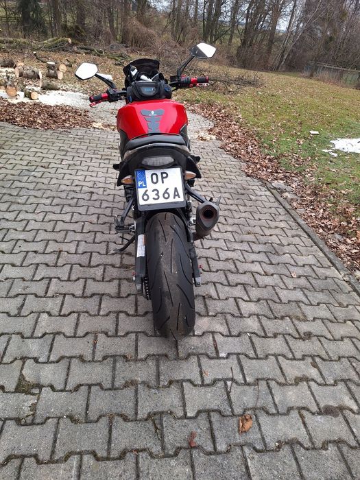 Suzuki gsr  750 .