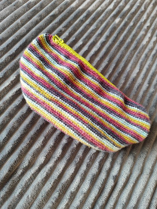 Mała kolorowa kosmetyczka piórnik w paski ręcznie robione na szydełku
