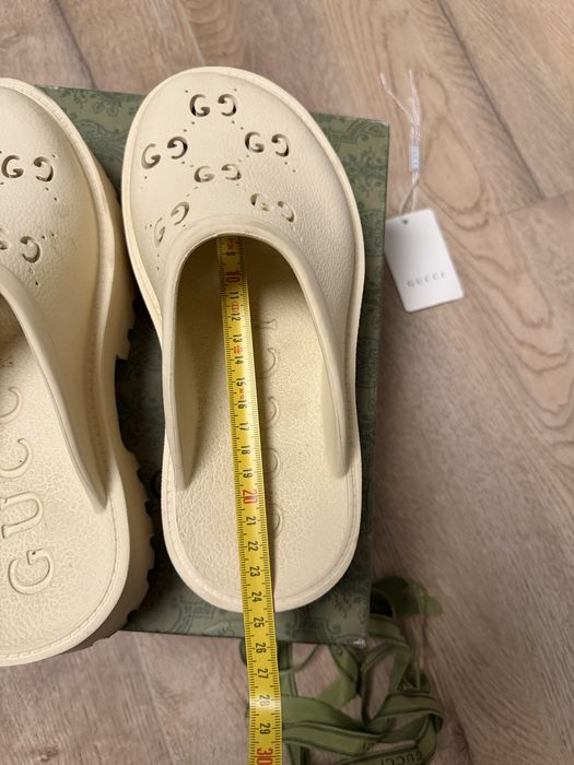 Klapki Gucci GG Rubber Slides – kremowe roz 37