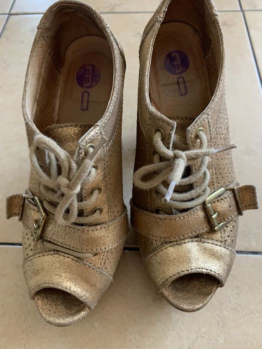 Sapato dourado aberto a frente e compensados! De Manuel Alves