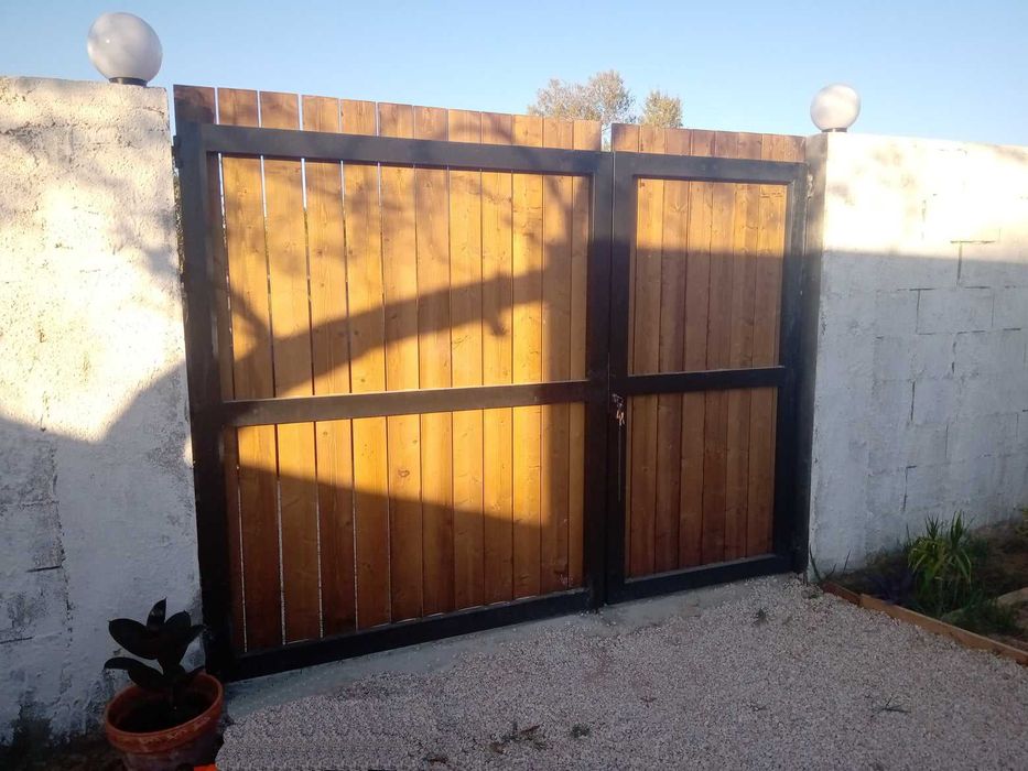 Serviços de carpintaria e serralharia