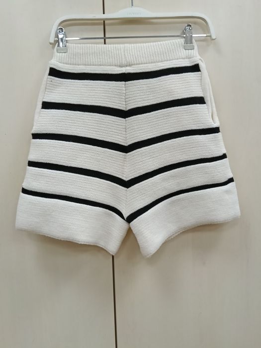 Модні жіночі в'язані шорти білі у чорну смужку, M розмір 
Нит