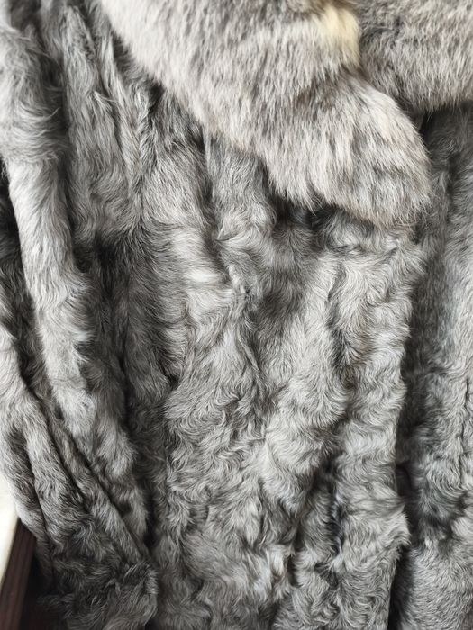 Casaco em pele cinza comprido